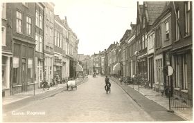 Rogstraat met bakkerskar Leurs.jpg